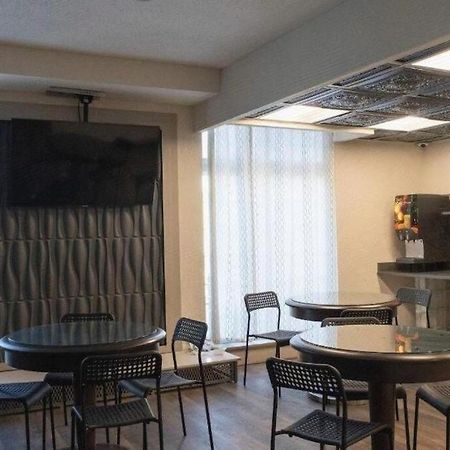 Hotel Chataura Дирборн Экстерьер фото