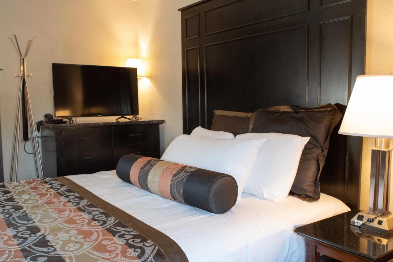 Hotel Chataura Дирборн Экстерьер фото