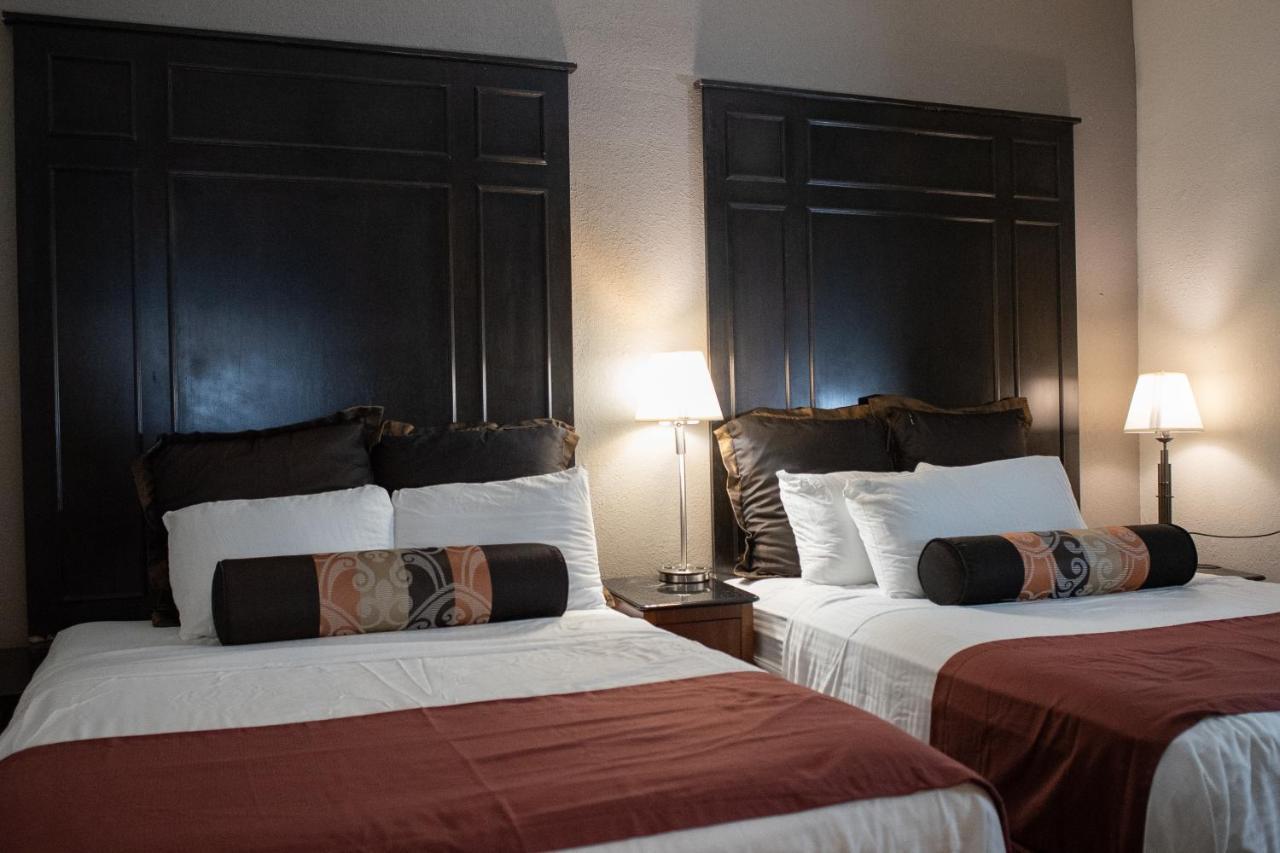 Hotel Chataura Дирборн Экстерьер фото