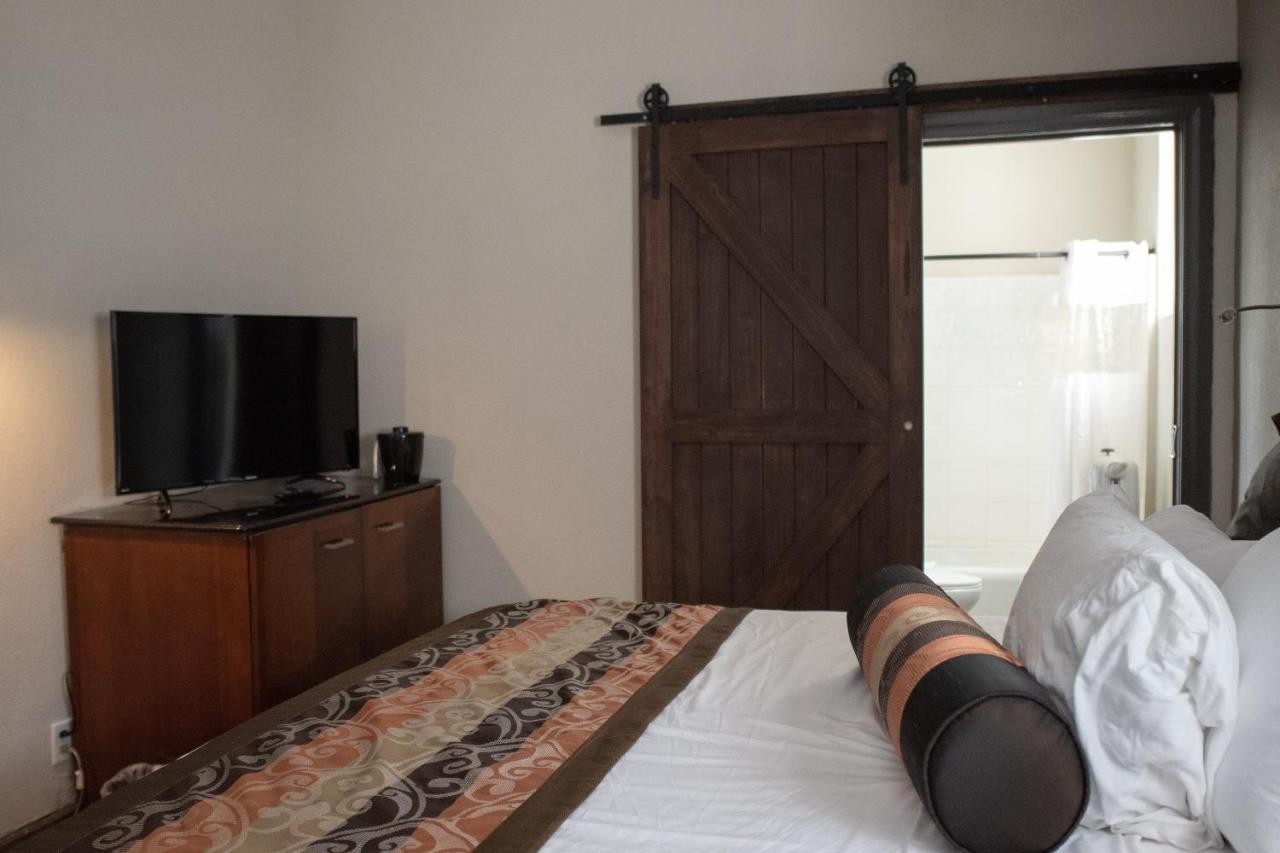 Hotel Chataura Дирборн Экстерьер фото